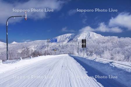 オロフレ山とオロフレ峠の樹氷と道