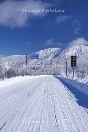 オロフレ山とオロフレ峠の樹氷と道