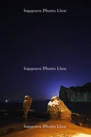 夫婦岩の夜景と星