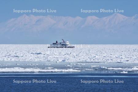 流氷砕氷船おーろらと流氷と知床連山