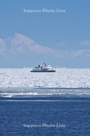 流氷砕氷船おーろらと流氷と知床連山