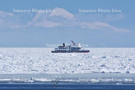 流氷砕氷船おーろらと流氷と知床連山