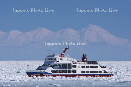 流氷砕氷船おーろらと流氷と知床連山