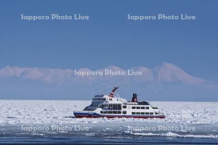 流氷砕氷船おーろらと流氷と知床連山