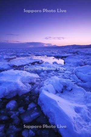 知床連山とオホーツク海の流氷の朝