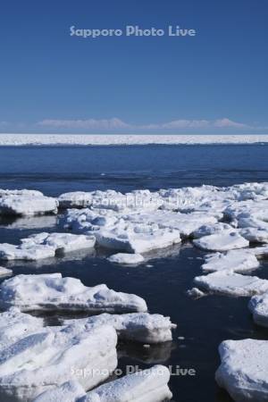 オホーツク海の流氷と知床連山