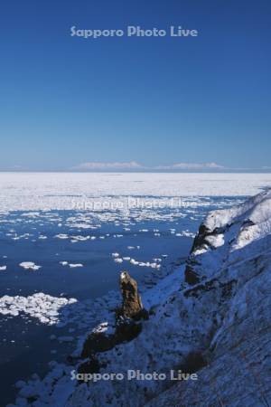 能取岬の流氷と知床連山