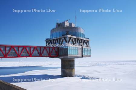 氷海展望塔オホーツクタワーと流氷