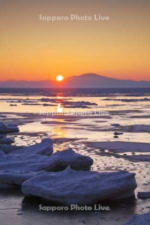 海別岳の日の出とオホーツク海の流氷