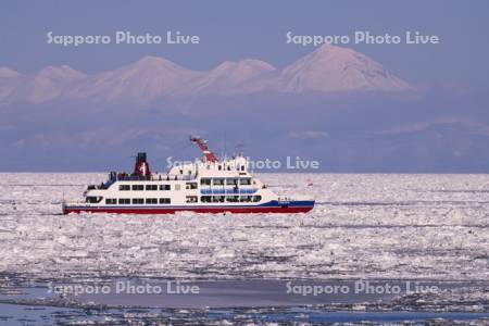 流氷砕氷船おーろらのサンセットクルーズと知床連山と流氷