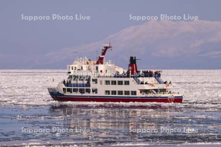 流氷砕氷船おーろらのサンセットクルーズと知床連山と流氷