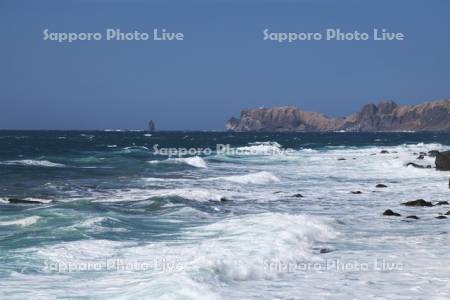神威岬と日本海の荒波