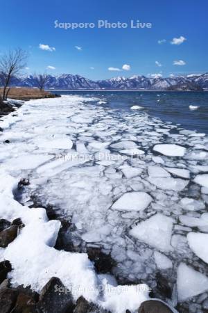 屈斜路湖の解氷と寄せ氷