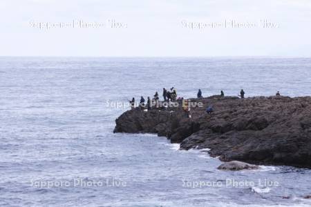 木巻岬付近の釣り人と日本海