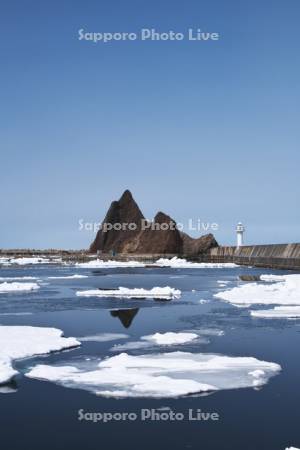 ウトロ港と三角岩と流氷