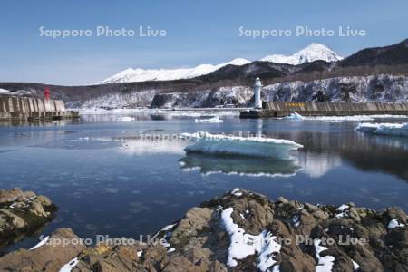 ウトロ港と知床連山と流氷
