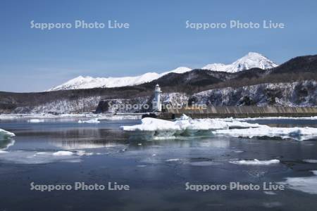 ウトロ港と知床連山と流氷