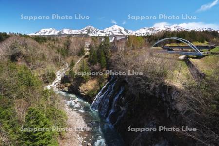 白ひげの滝と十勝岳連峰