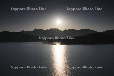 シューパロ湖の日の出と夕張山地