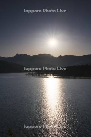 シューパロ湖の日の出と夕張山地
