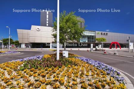 函館駅と駅前広場の花壇