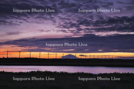 利尻島と天塩川と風力発電の夕景
