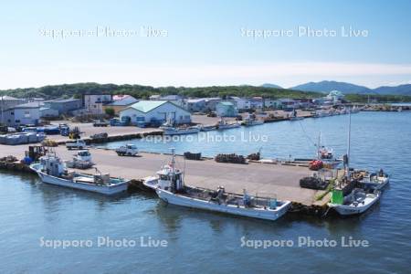 サロマ湖と栄浦漁港とホタテ船