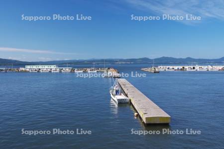 サロマ湖と栄浦漁港とホタテ船