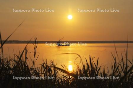 サロマ湖のサンゴ岬の日の出と漁船