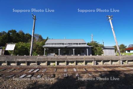 旧奥行臼駅の駅舎とホーム