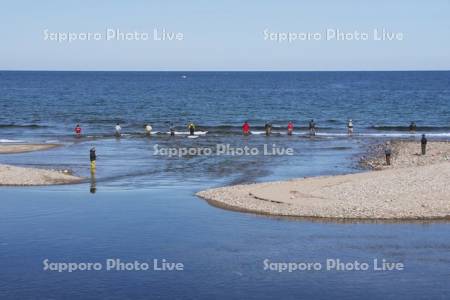 古平川河口の釣り人（サケ）