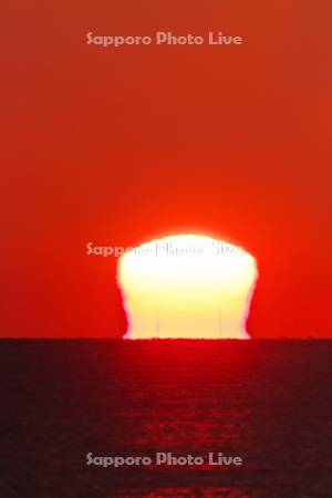 四角い太陽（日の出）と海
