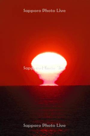 変形太陽（日の出）と海