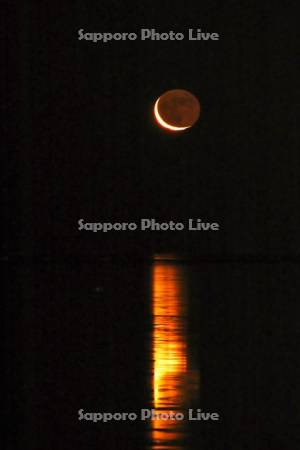 月の出（地球照）と根室湾