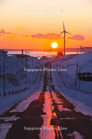 風力発電と道と日没