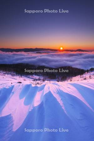 屈斜路湖の日の出と雪紋