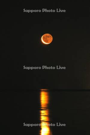 月の出（地球照）と根室湾