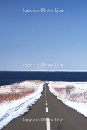 能取岬の道とオホーツク海