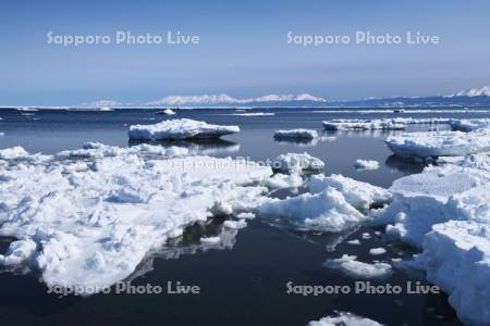 知床連山とオホーツク海と流氷
