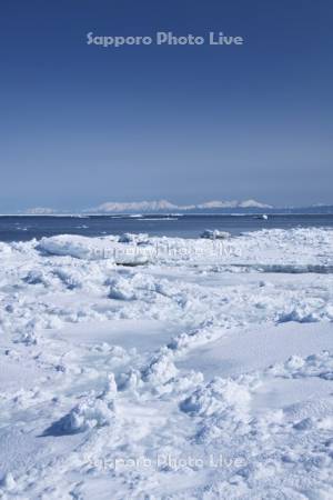 知床連山とオホーツク海と流氷