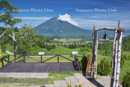 ルスツリゾートの幸せの鐘と羊蹄山