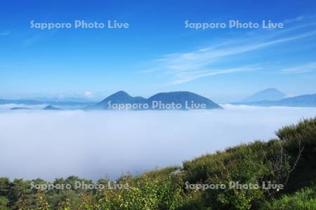 洞爺湖の雲海と羊蹄山（右）