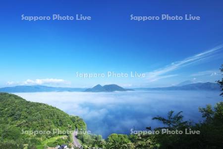 洞爺湖の雲海と羊蹄山（右）