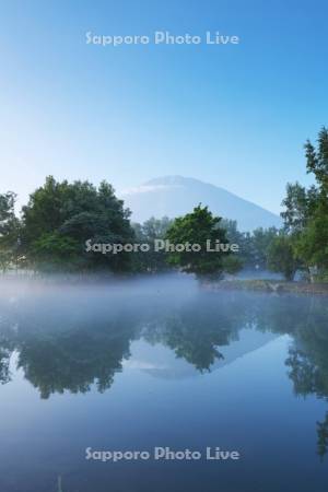 羊蹄山と羊蹄姿見池の朝霧