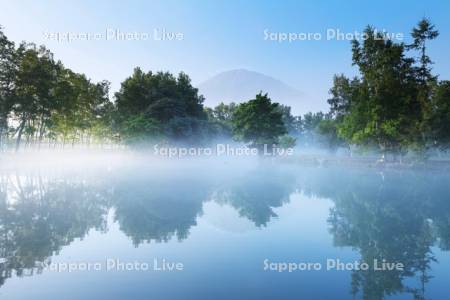 羊蹄山と羊蹄姿見池の朝霧