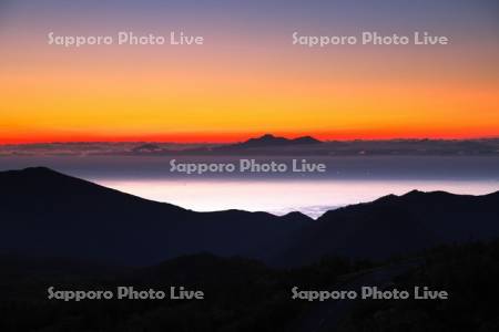 知床峠付近より望む国後島の朝と根室海峡