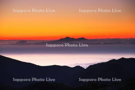 知床峠付近より望む国後島の朝と根室海峡