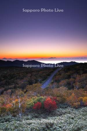 知床峠付近より望む国後島の朝と知床横断道路と紅葉