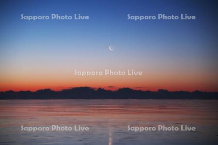 根室湾の朝と月