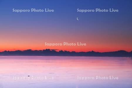 根室湾の朝と月